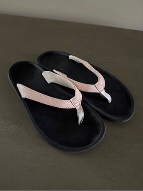 OluKai Women's Pink and Black Leather Thong Sandals 9